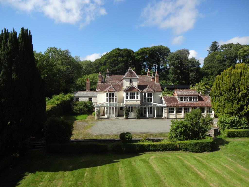 Lot: 8 - DETACHED VICTORIAN RESIDENCE FOR REFURBISHMENT SET IN 1.5 ACRES - 